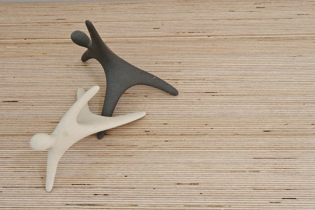 Detail van het plexwood blad van het dressoir.