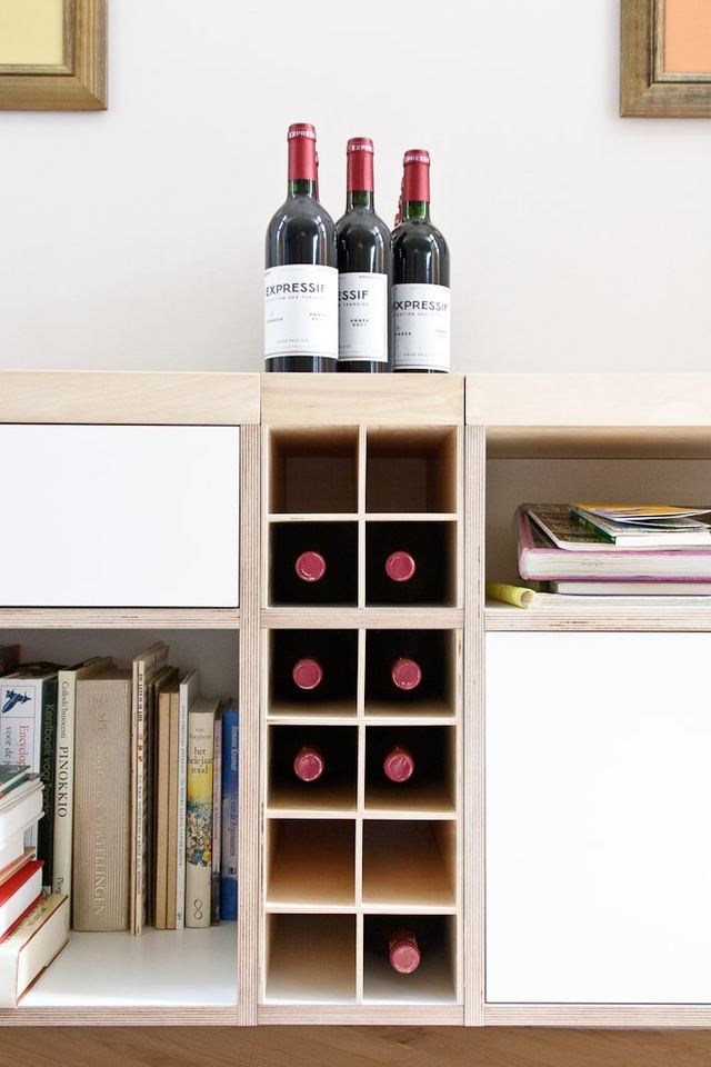 Dressoir met een ingebouwd wijnrek in plexwood berken.