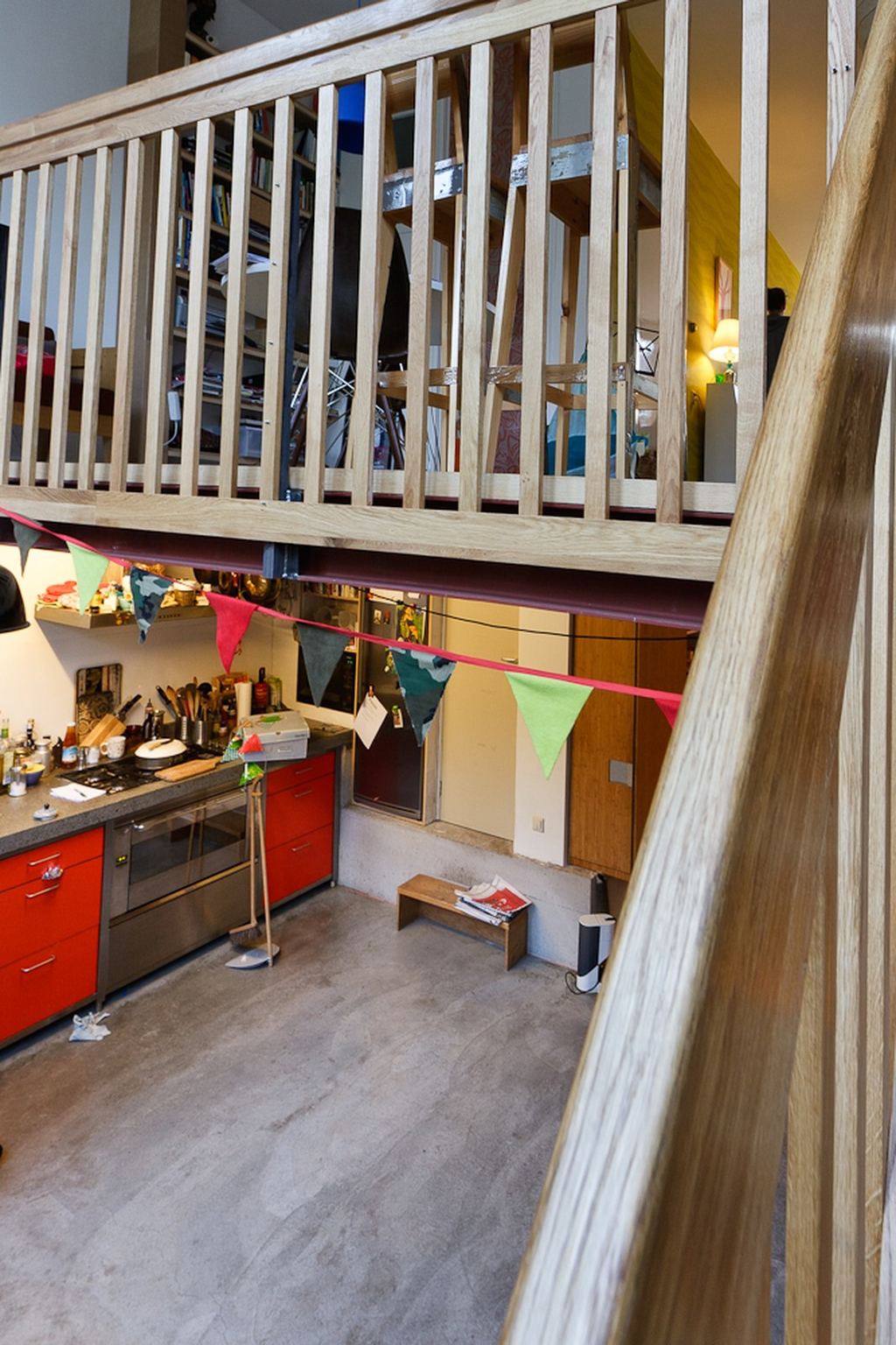 Eikenhouten balustrade met verticale spijlen boven de vide.