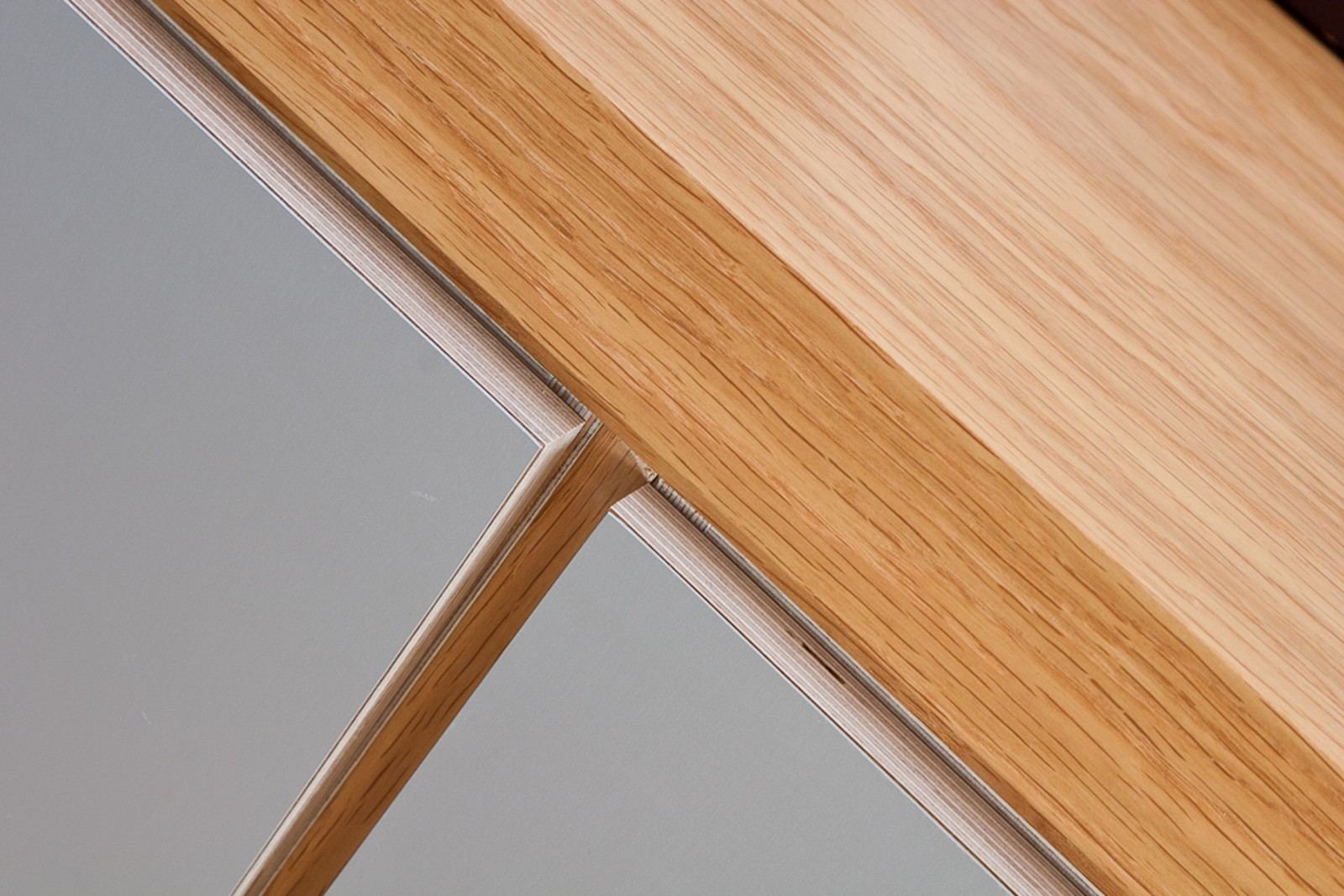 Detail van de eiken hoek naast een aluminium HPL-deur.