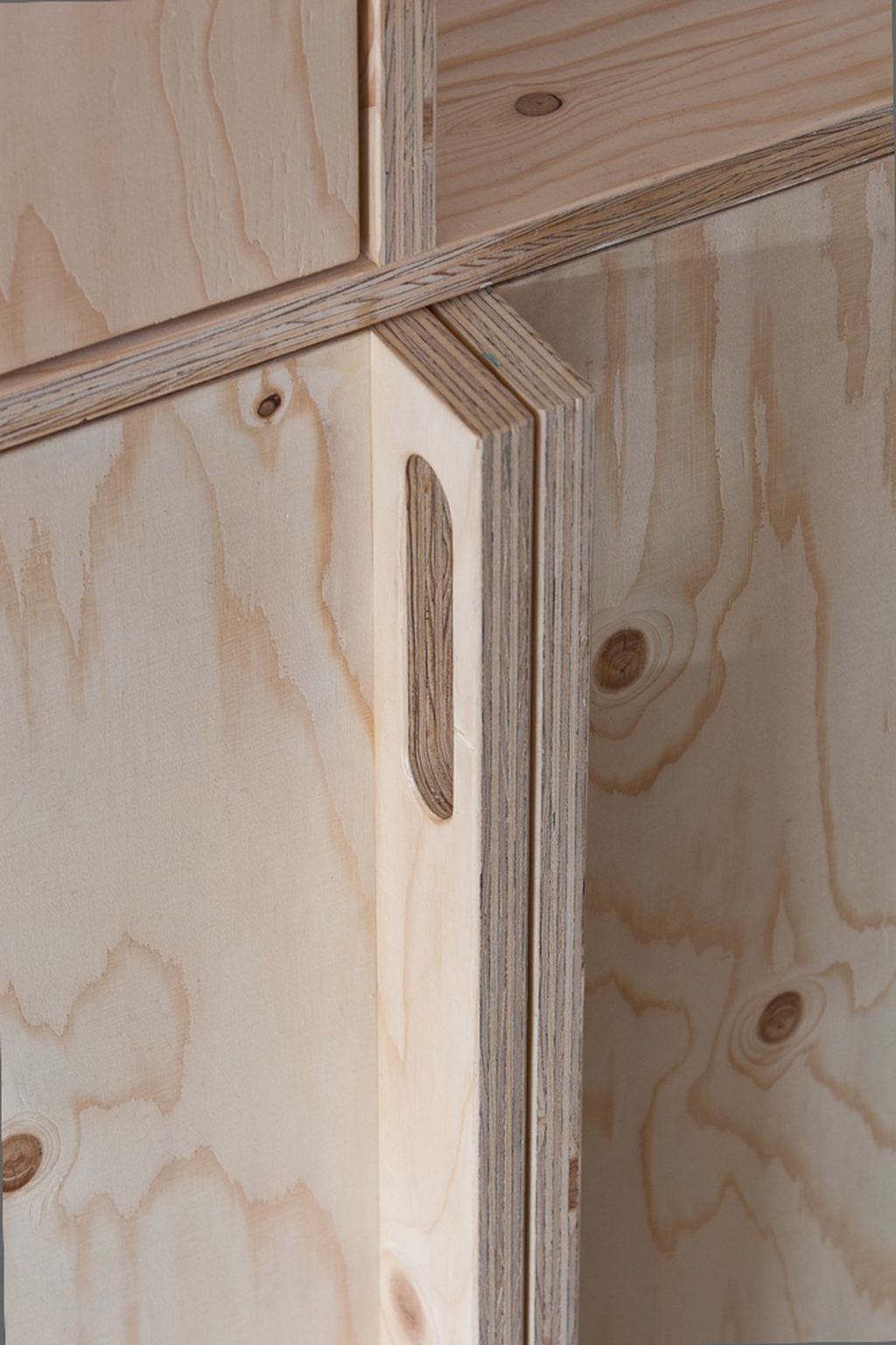 Detail van de hoekverbinding en greepgroef van de trapkast.