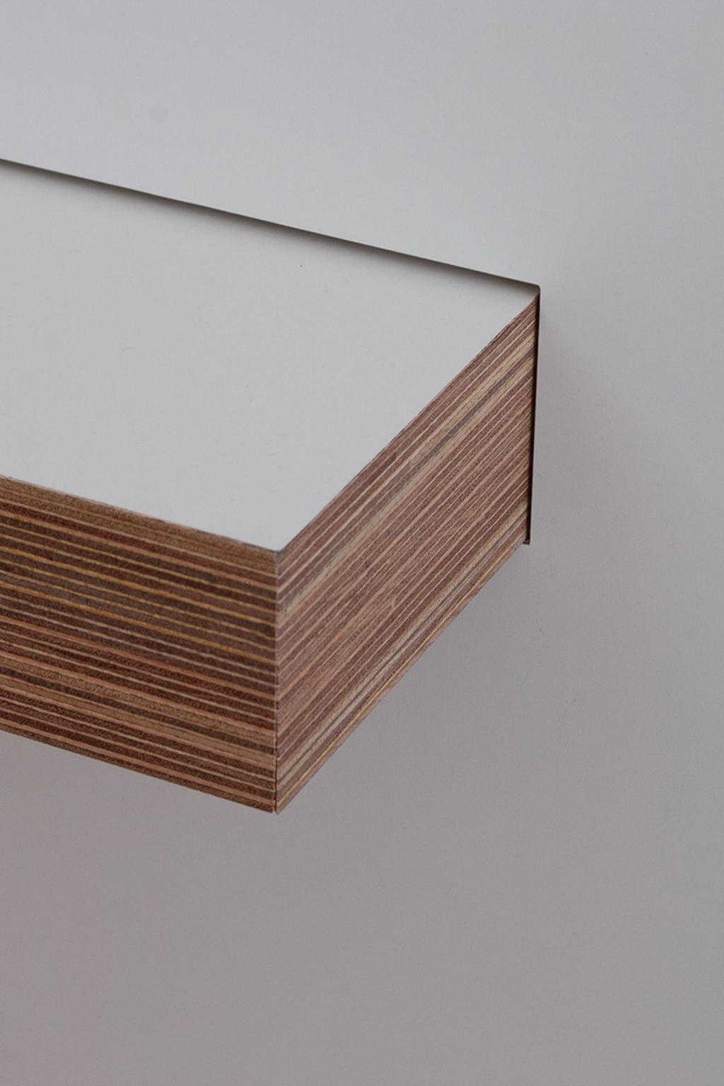 Detail van de hoek van het bureau met plexwood rand.