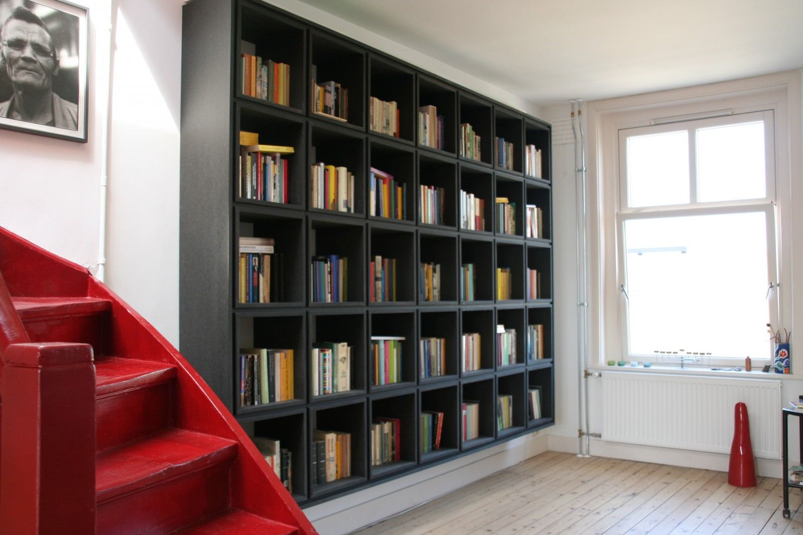 Zwarte boekenkast met een raster van vakken.
