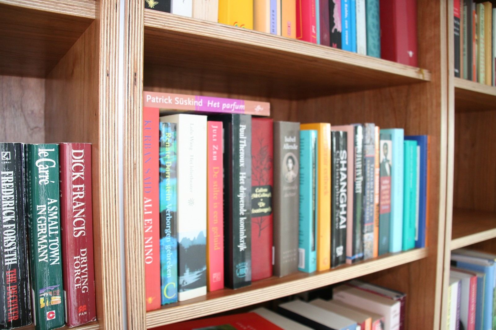 Detail van een vak met boeken, schuin gefotografeerd.