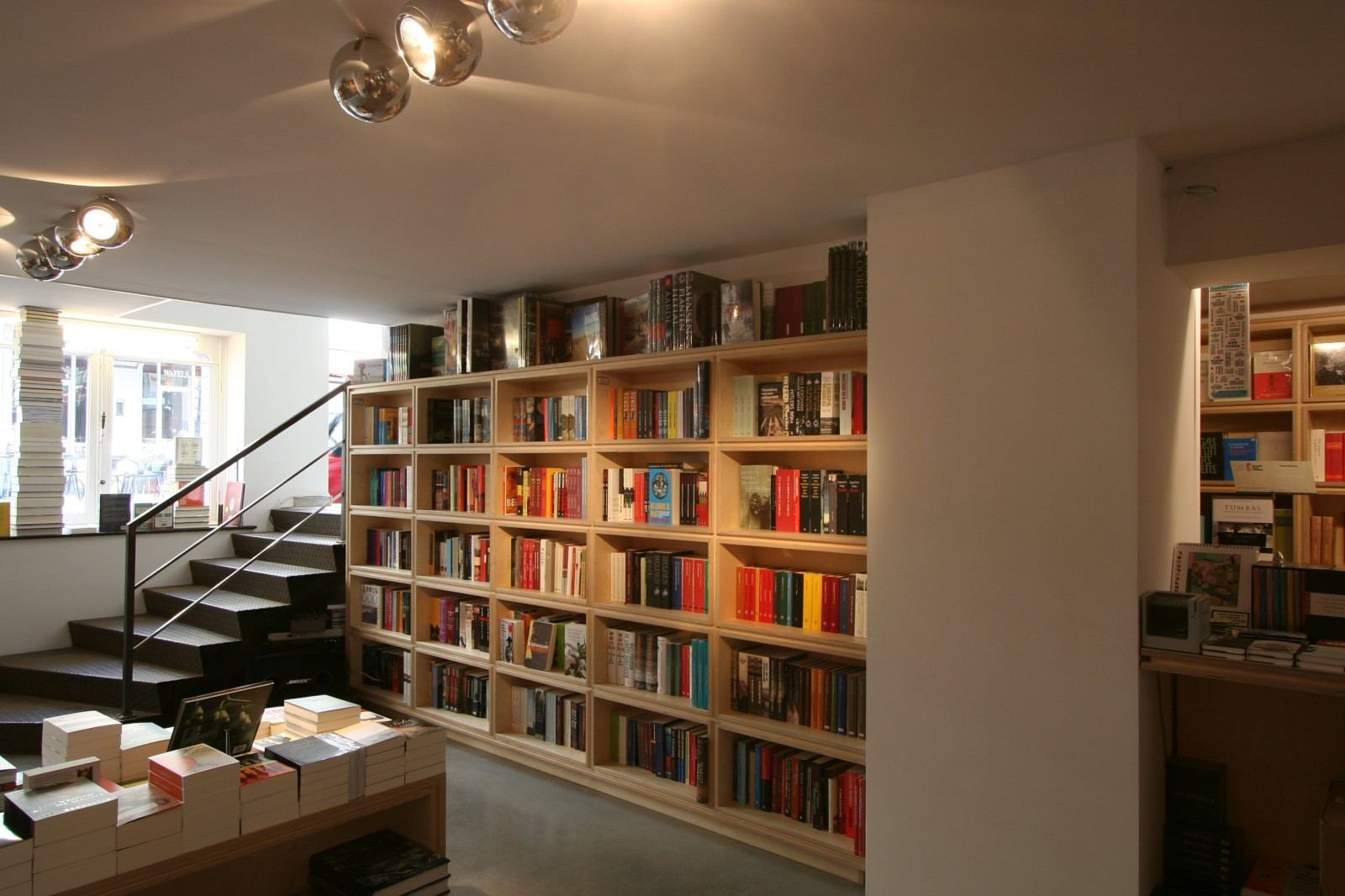 Ingebouwde boekenkast met kunstboeken langs de bovenste rand.