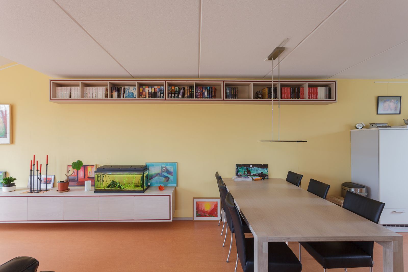 Eettafel met wandkast en dressoir in gewassen eikenfineer, met rode accenten.