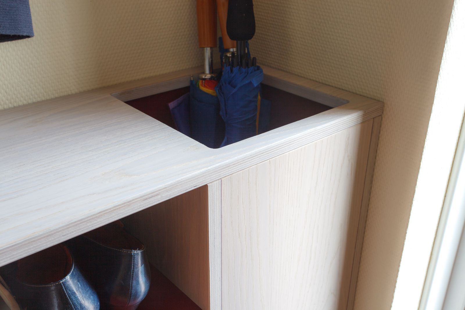 Detail van de ingebouwde paraplubak in de garderobekast.
