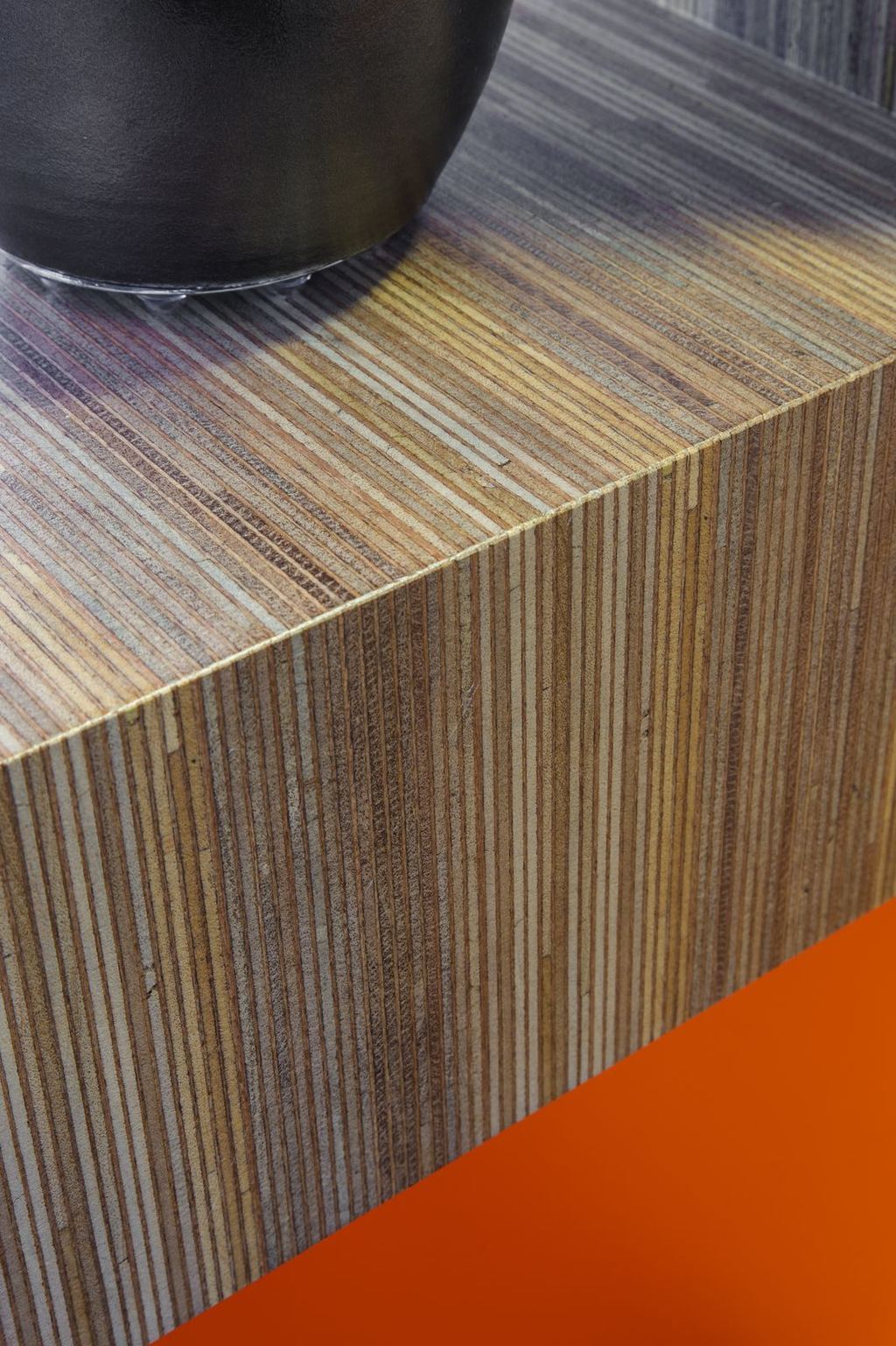 Detail van een kastblok in meranti plexwood met een oranje kastfront.