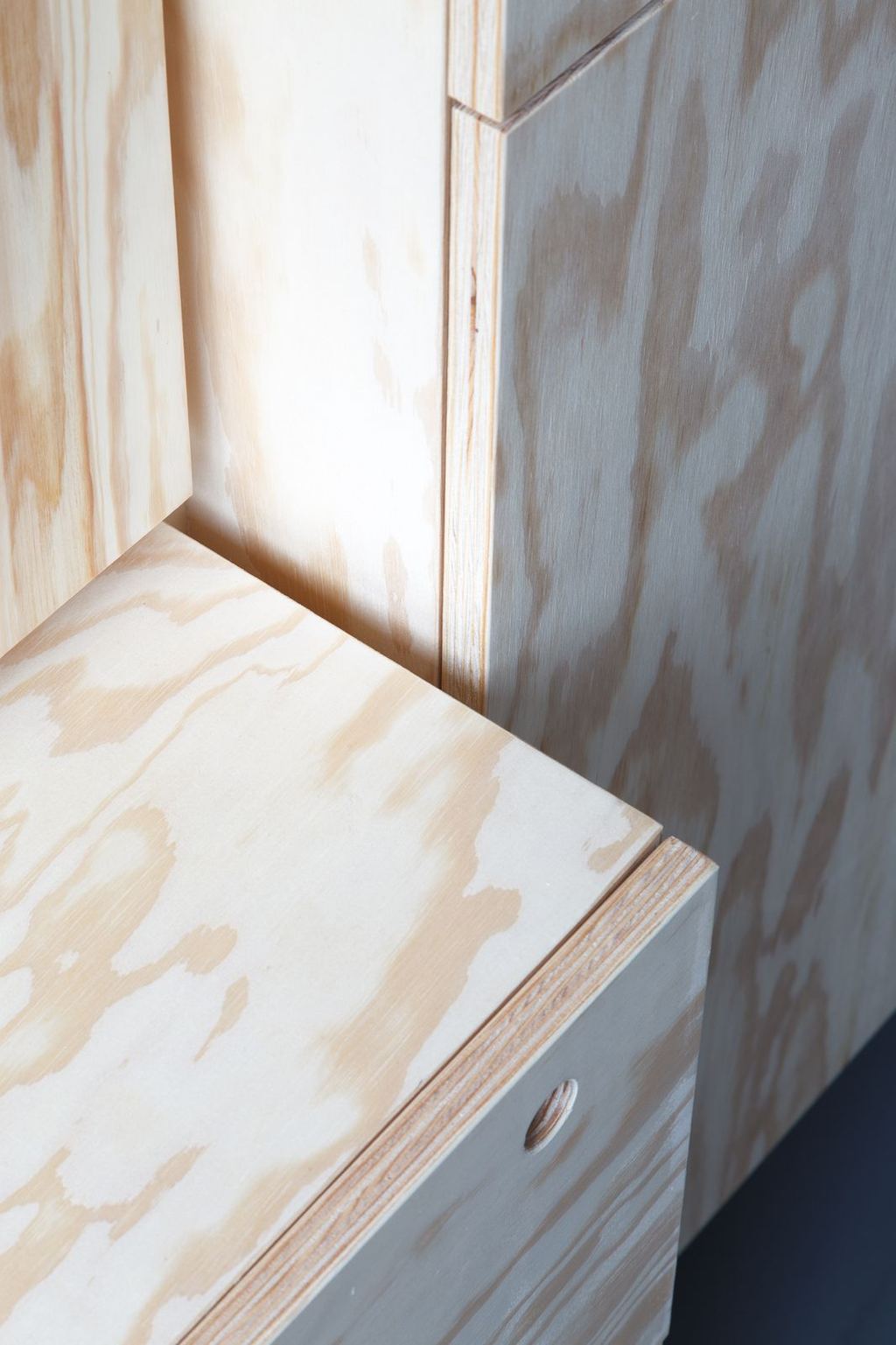 Detail van de hoekverbinding van een lade in grenen multiplex.