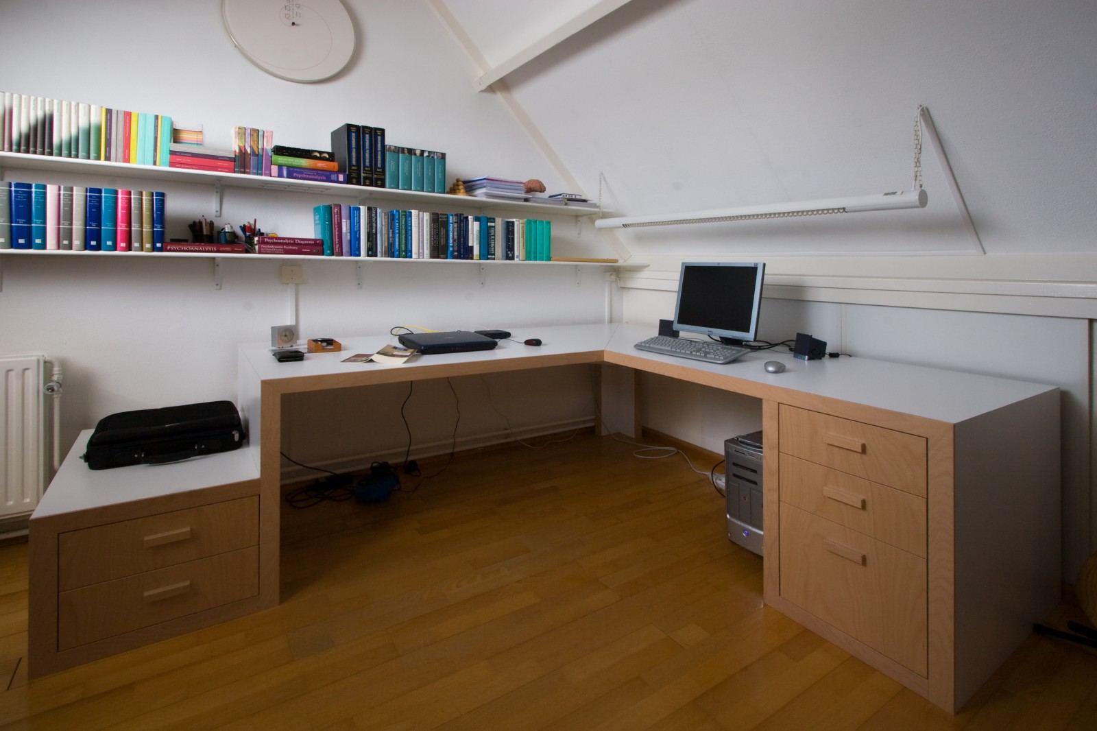 Hoekbureau met wit HPL werkblad en ladeblokken van beuken multiplex.
