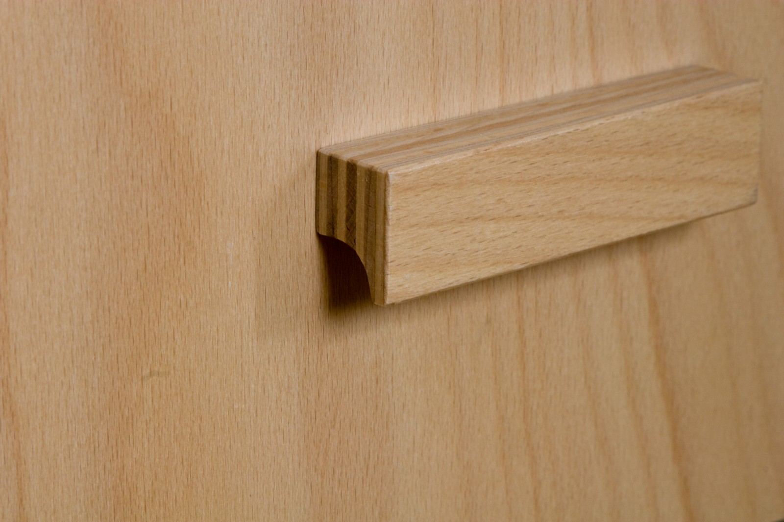 Detail van een houten greep aan een lade.