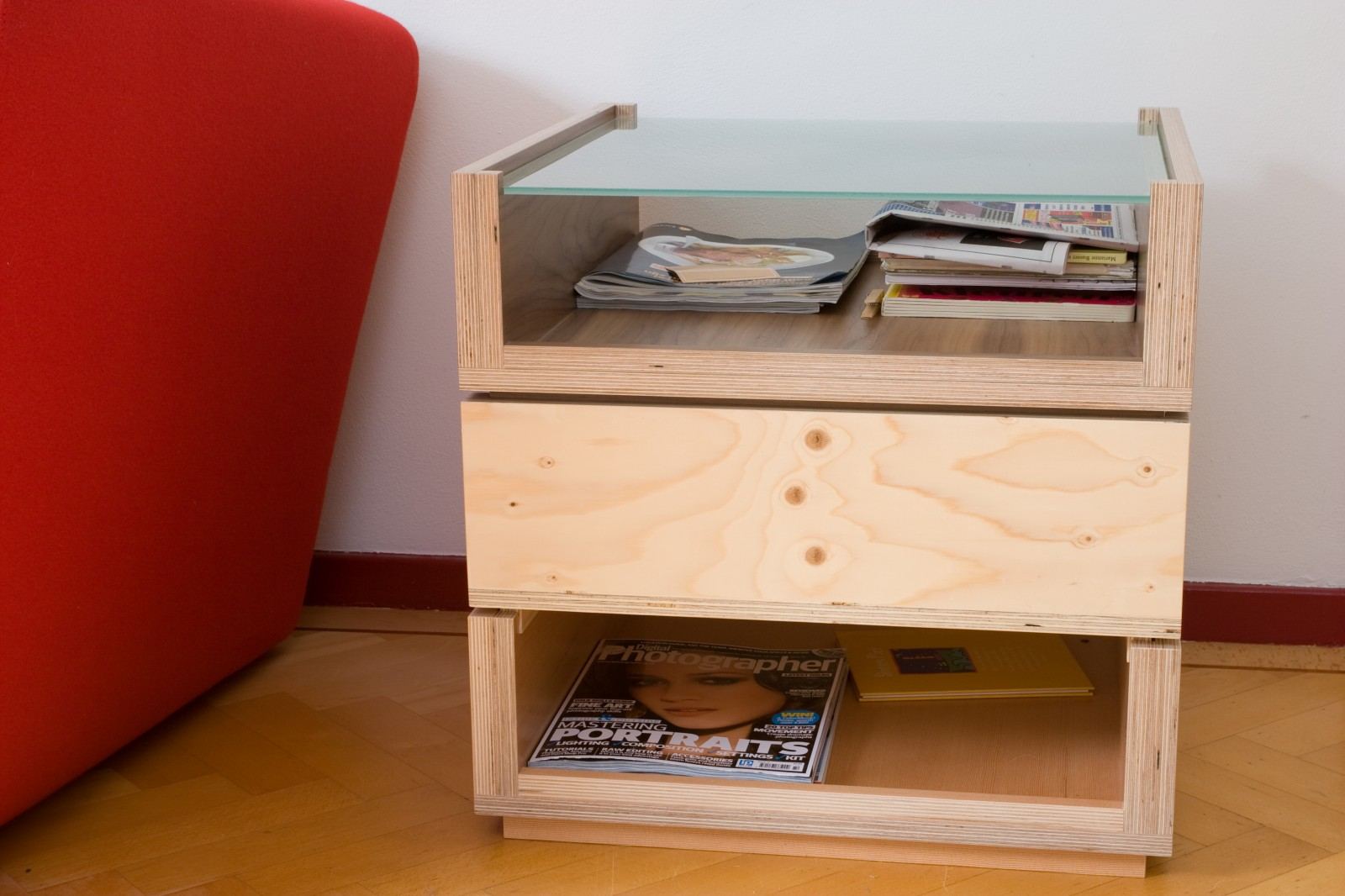 Gestapelde bijzettafel van drie modules in verschillende materialen.