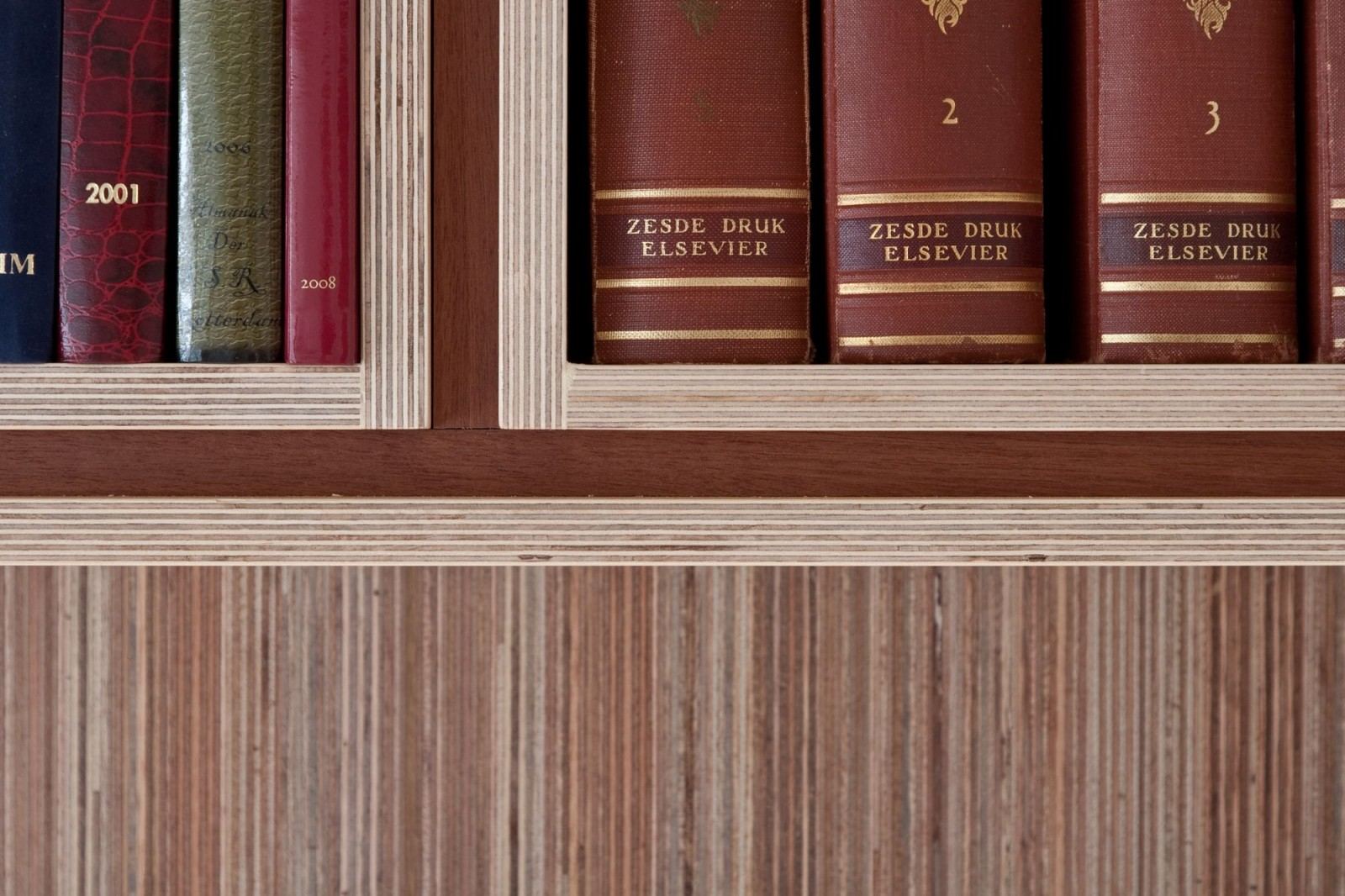 Detail van de houten hoekverbinding tussen twee boekenvakken.