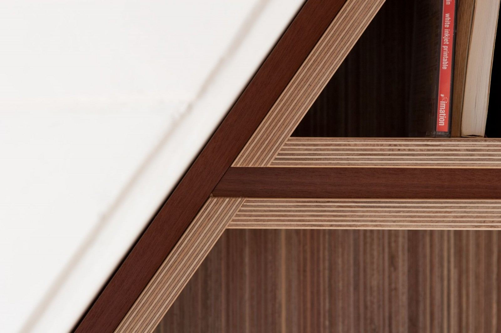 Detail van de schuine hoekverbinding boven een plexwood vak.