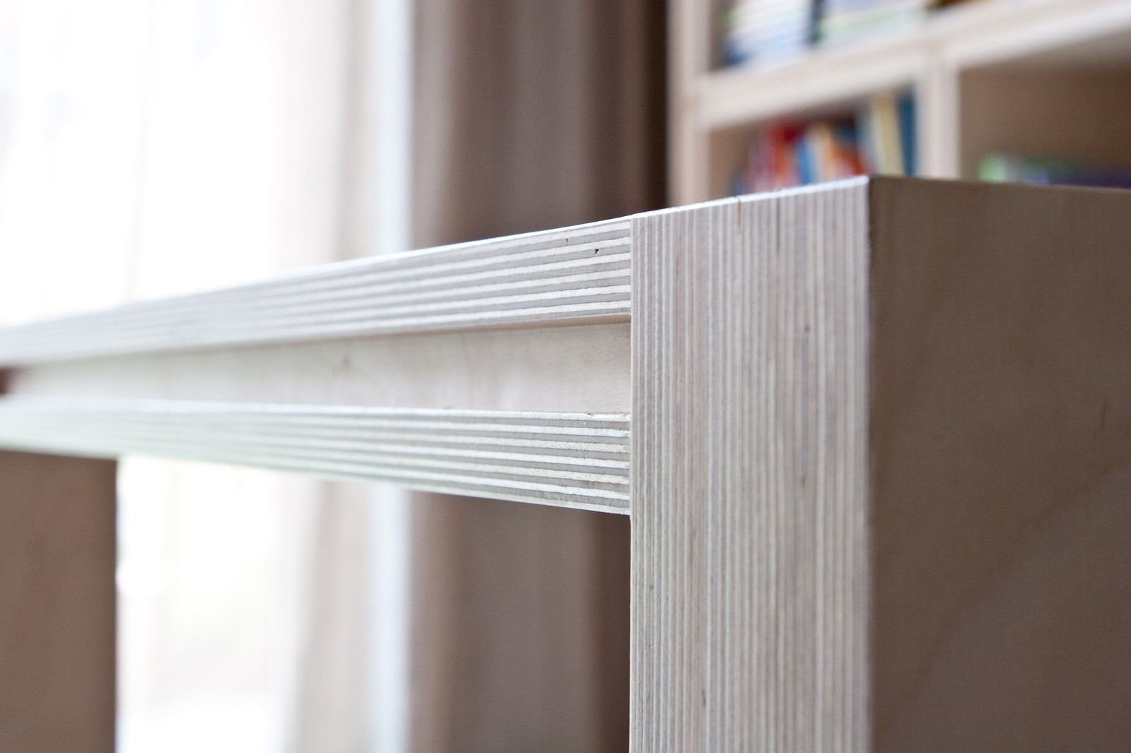 Detail van de plywood hoekverbinding van de geïntegreerde tafel.