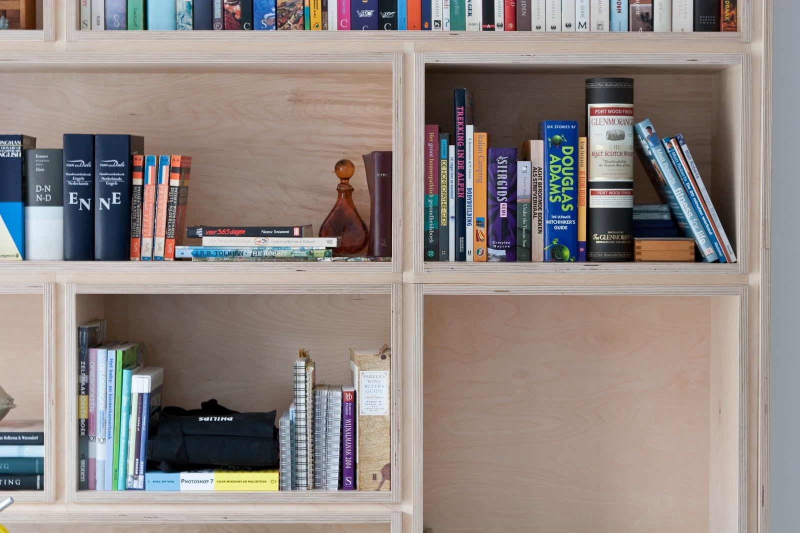 Detail van twee vakken met woordenboeken en reisboeken.