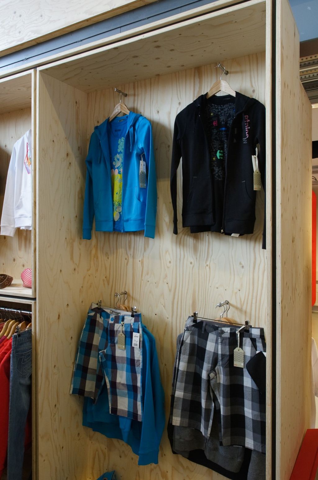 Vuren multiplex kastvak met kledinghaken voor hoodies en shorts.
