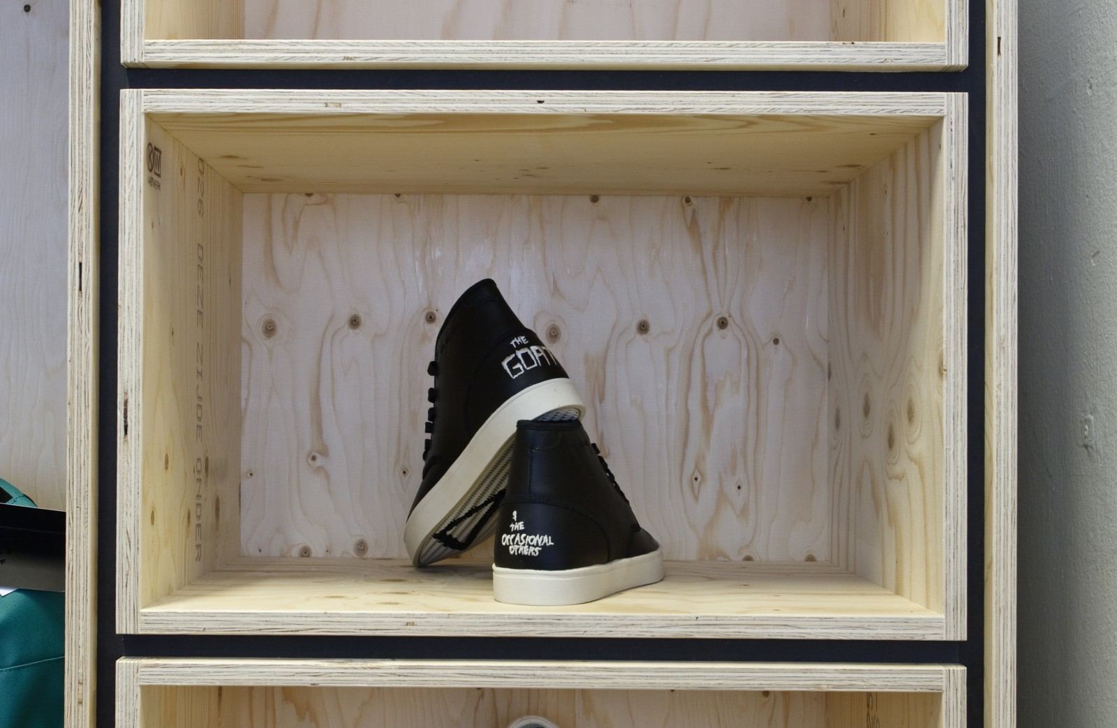 Close-up van sneakers in een diepe vuren multiplex insteeknis.