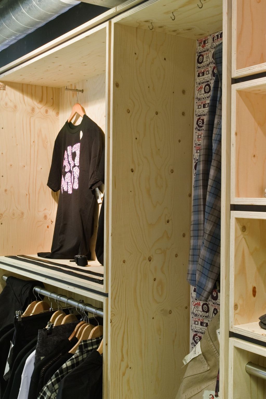 Stellingkast in vuren multiplex met vakken van wisselende diepte.