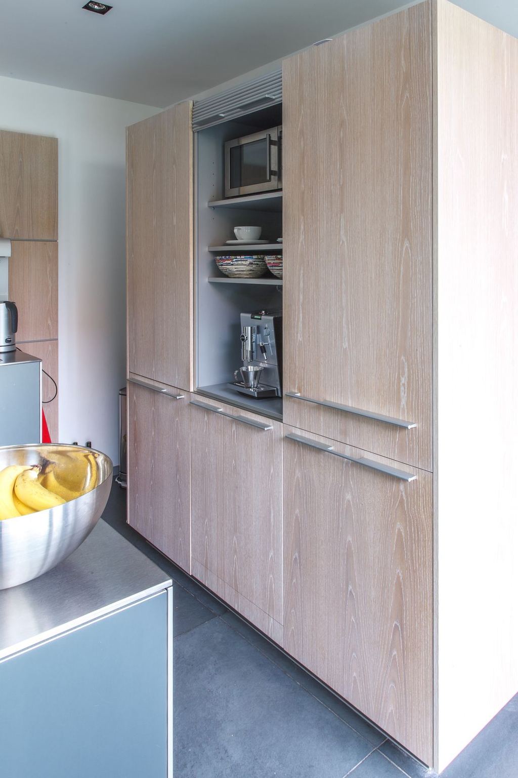 Kastenwand in de keuken met greeploze fronten in gewassen eikenfineer.