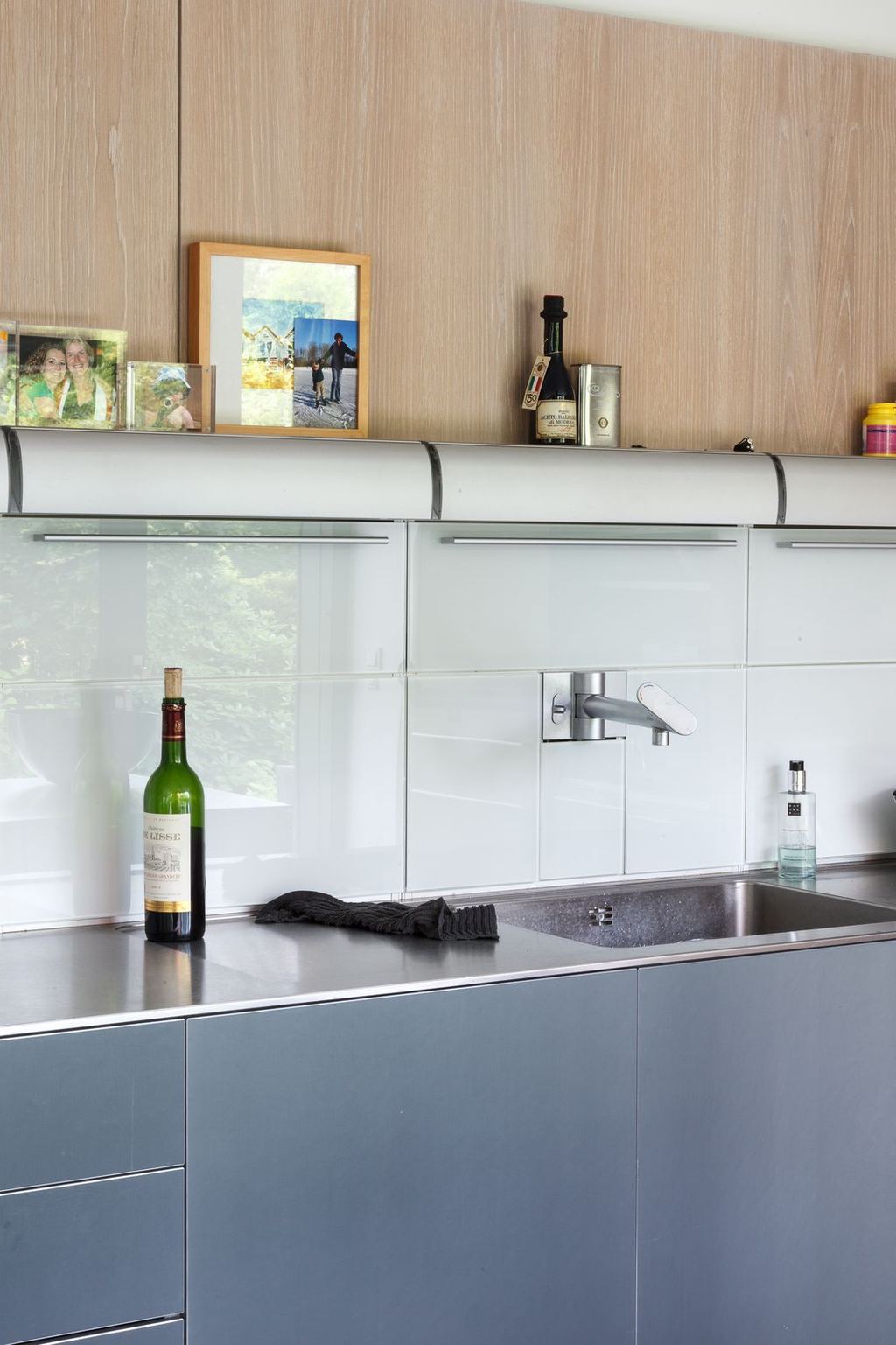 Bovenkasten met glazen fronten, met daarboven een wand in gewassen eikenfineer.