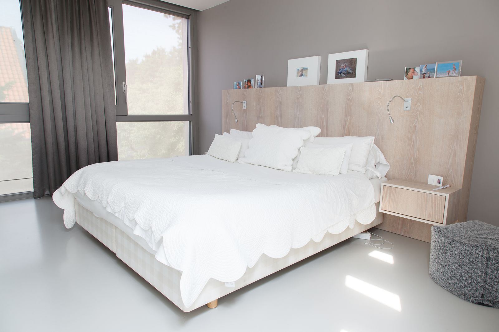 Wandvullend bedhoofd in gewassen eikenfineer met ingebouwd nachtkastje.