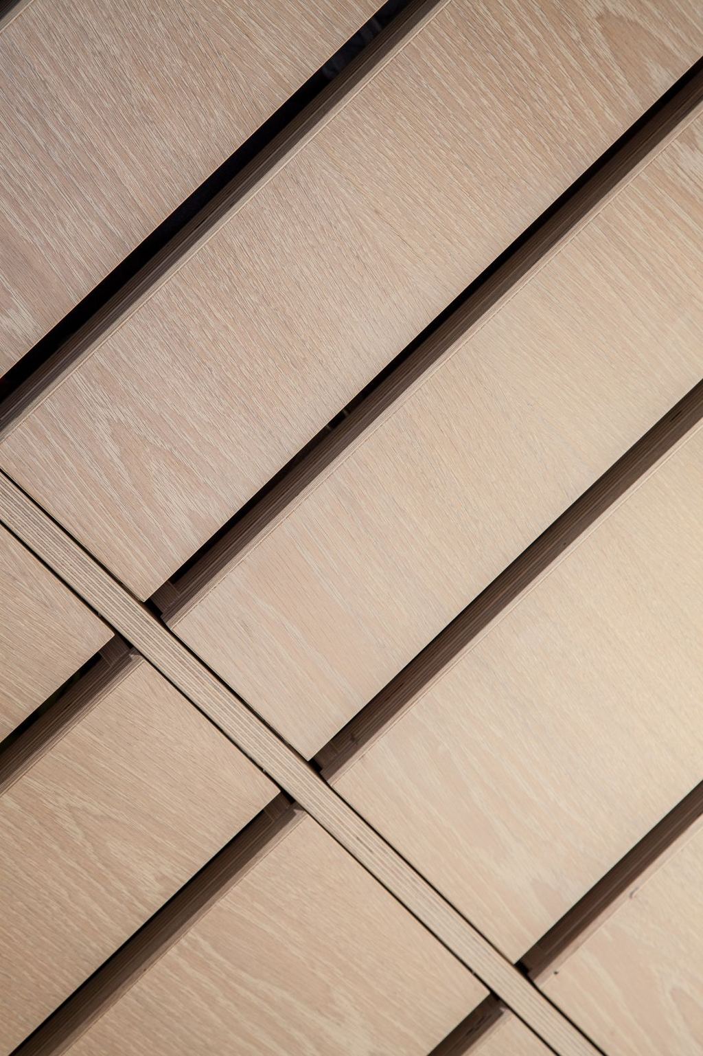 Detail van de planken in de inloopkast, in gewassen eikenfineer.