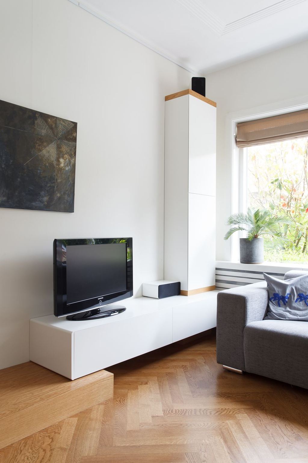 Wandmeubel met hoge kastkolom en zwevend dressoir op eiken plint.