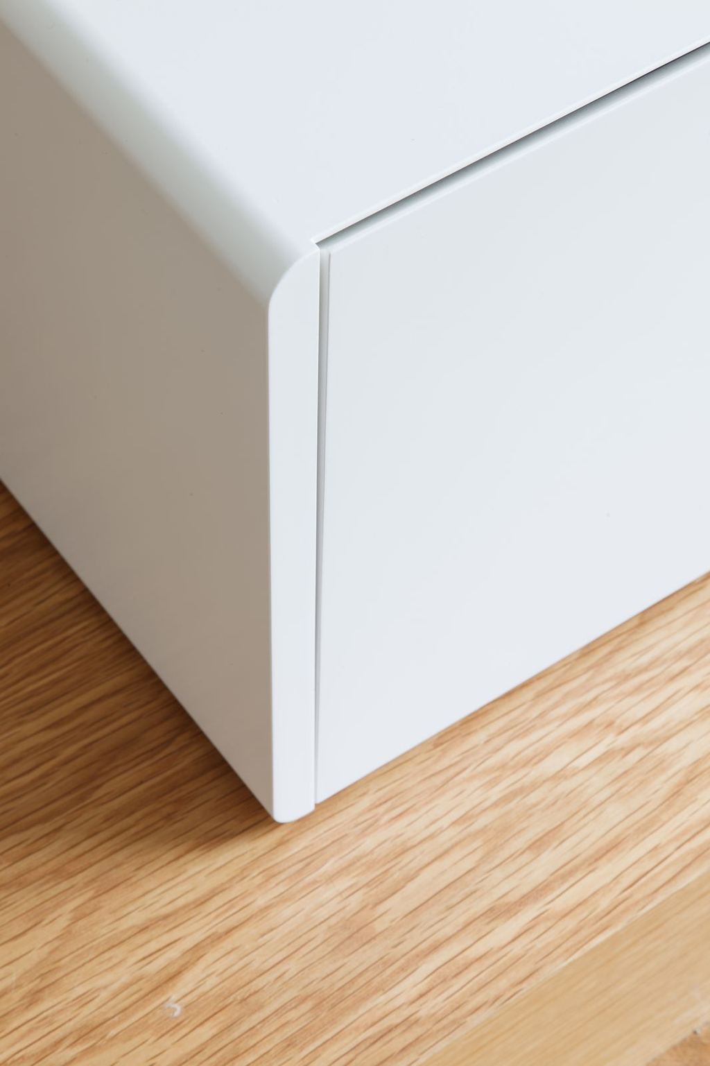 Detail van de gebogen hoek en verholen naad van het dressoir.