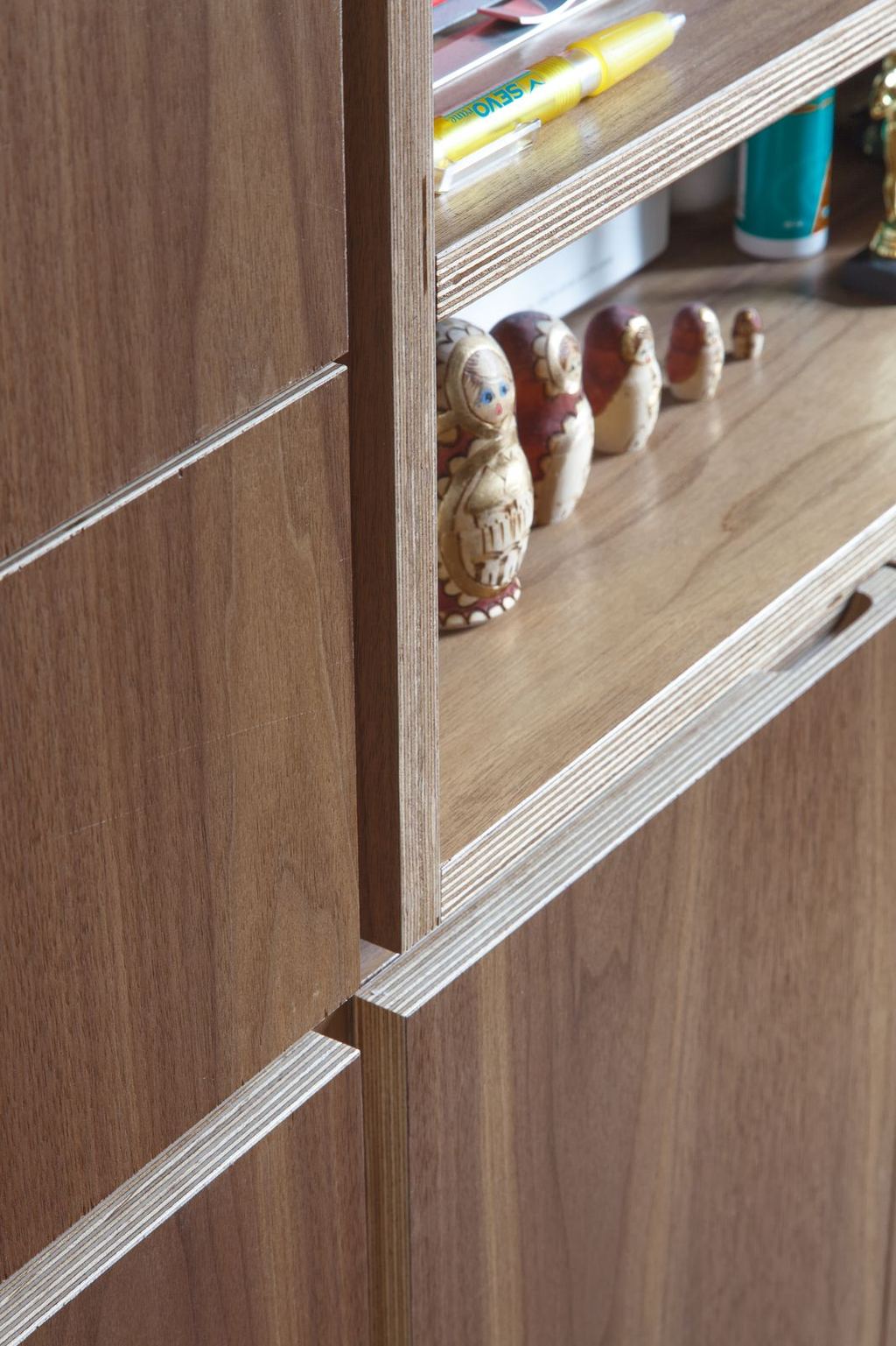Rij Russische poppetjes in een open vak van de kast.