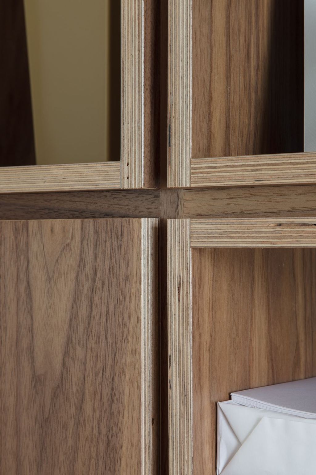 Detail van de kruisverbinding tussen de open vakken van de kast.