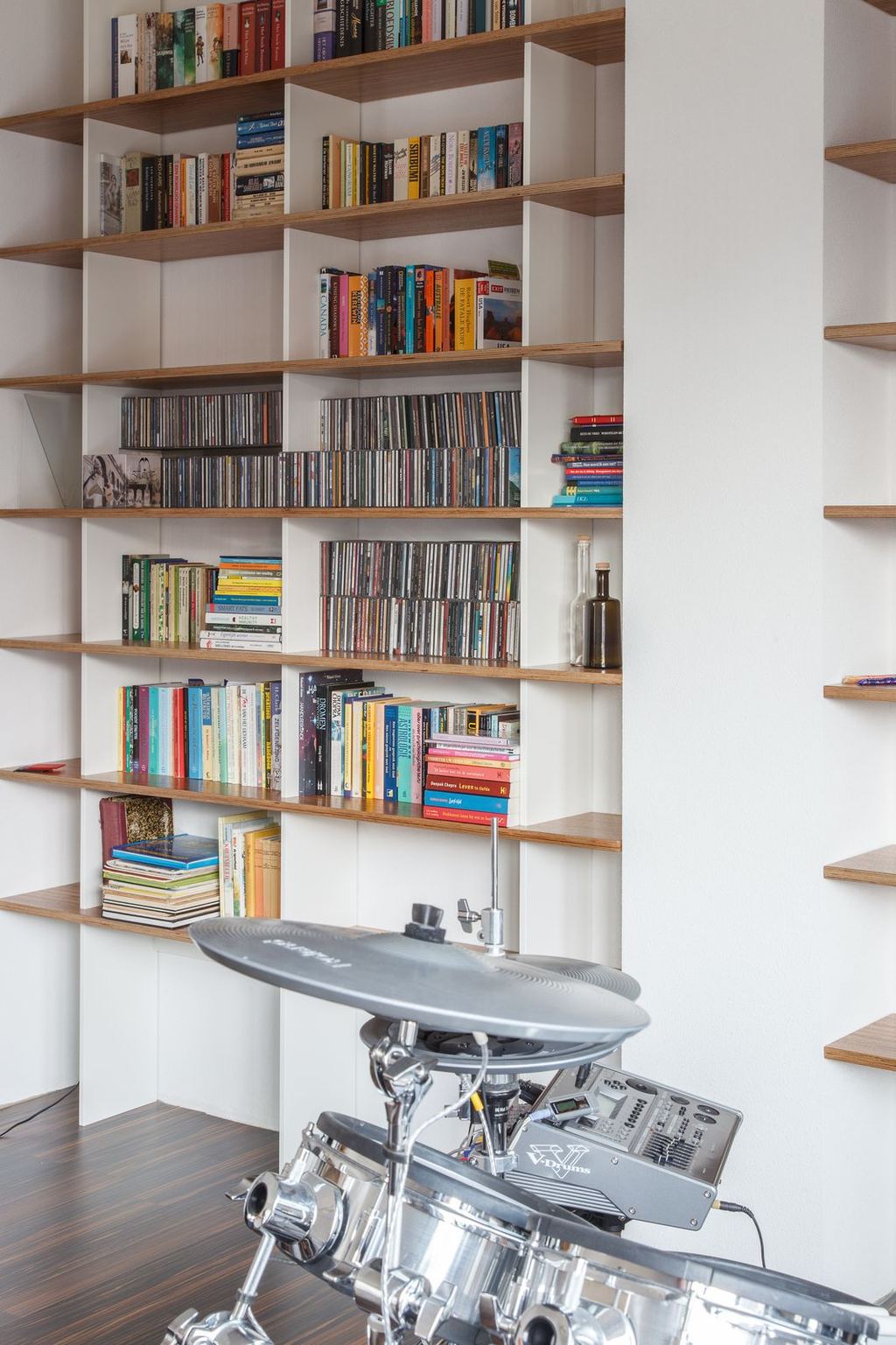 Ingebouwde boekenkast rond een muurkolom.