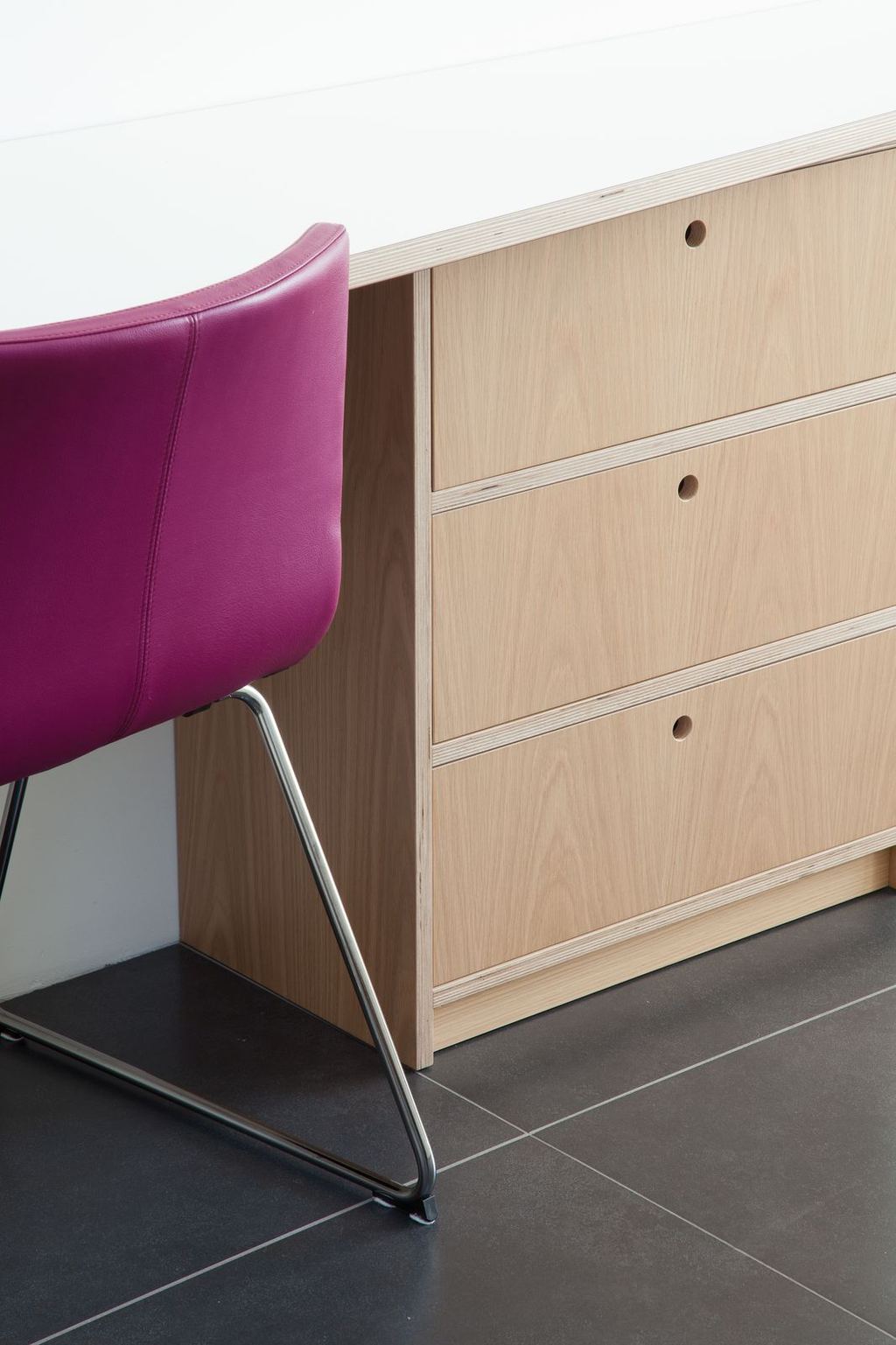 Detail van de eiken ladenkast onder het bureau.