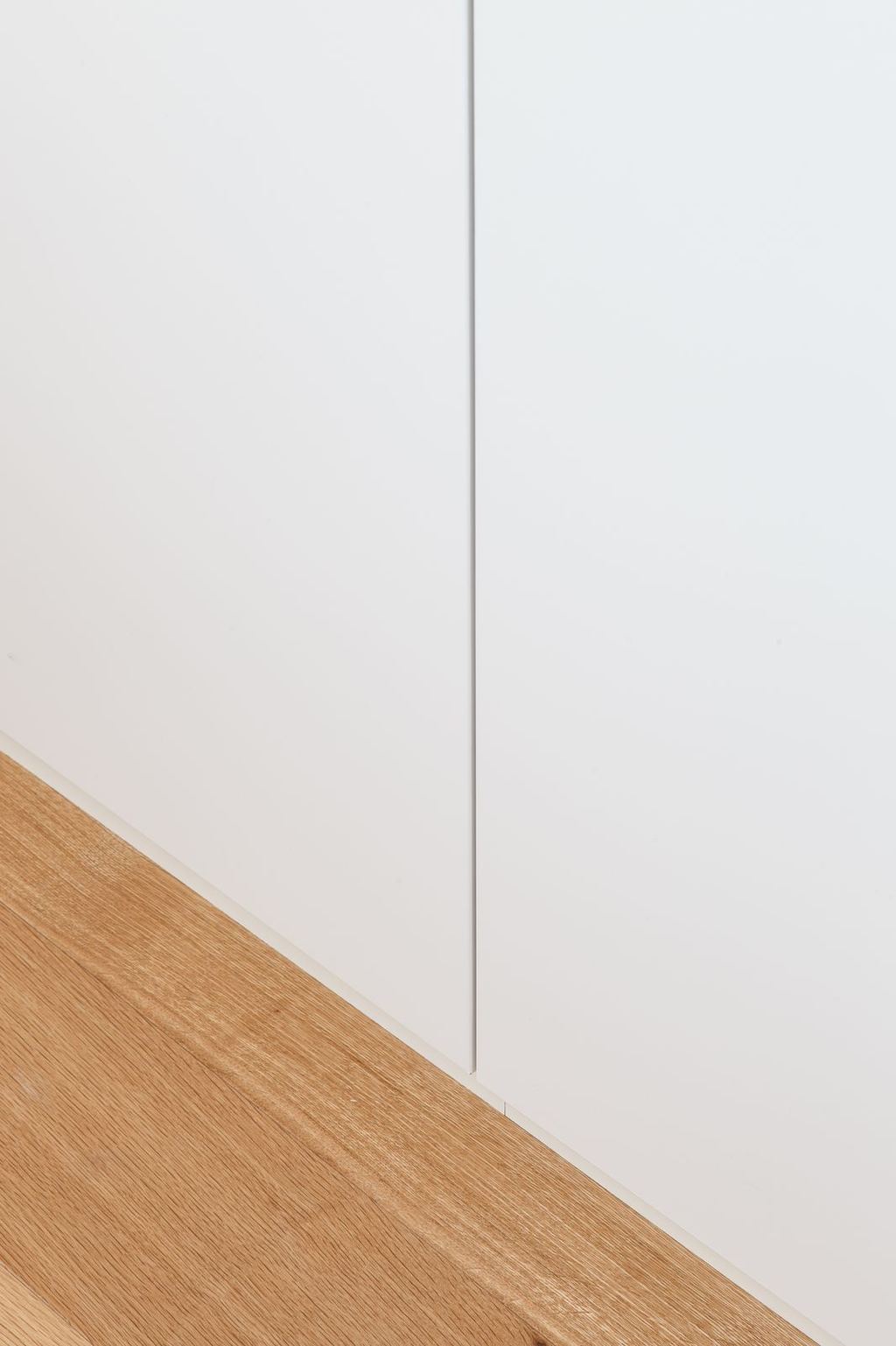 Detail van de naad tussen twee kastdeuren.