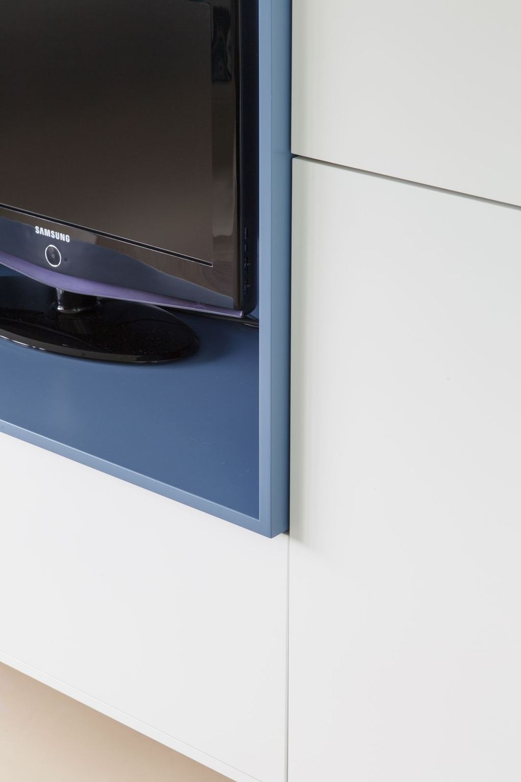 Detail van de blauwe opening met de hoek van een televisie.