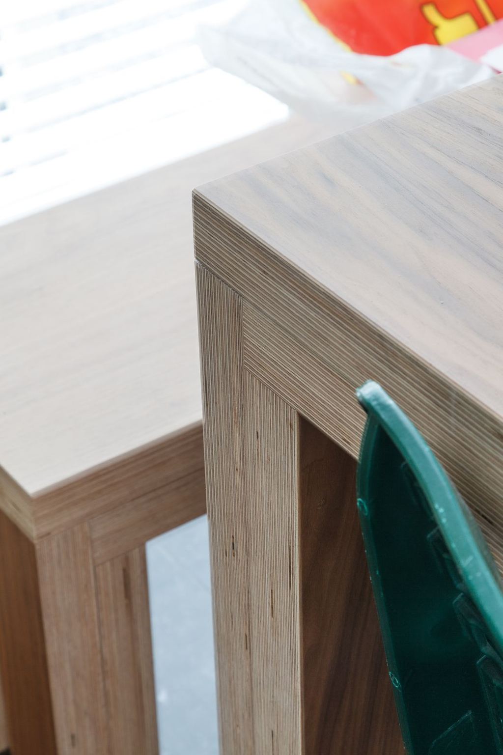 Detail van de hoekverbinding van een tafel van berken multiplex.