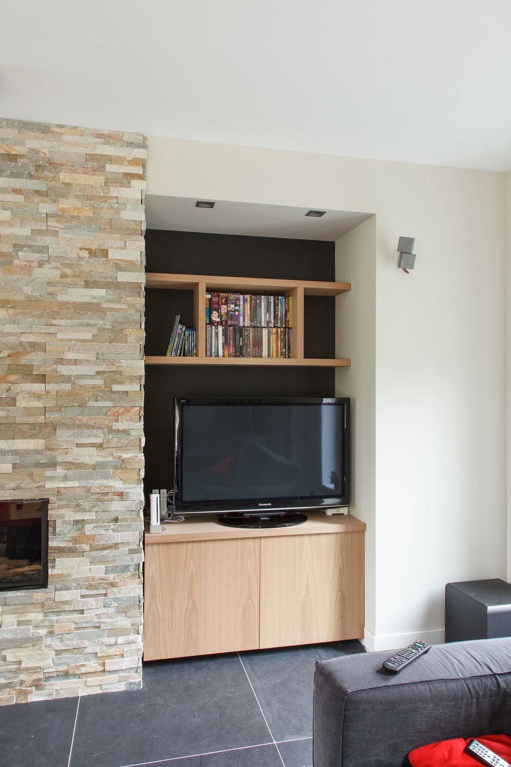 Televisiekast in eikenfineer met een open vak voor dvd's erboven.