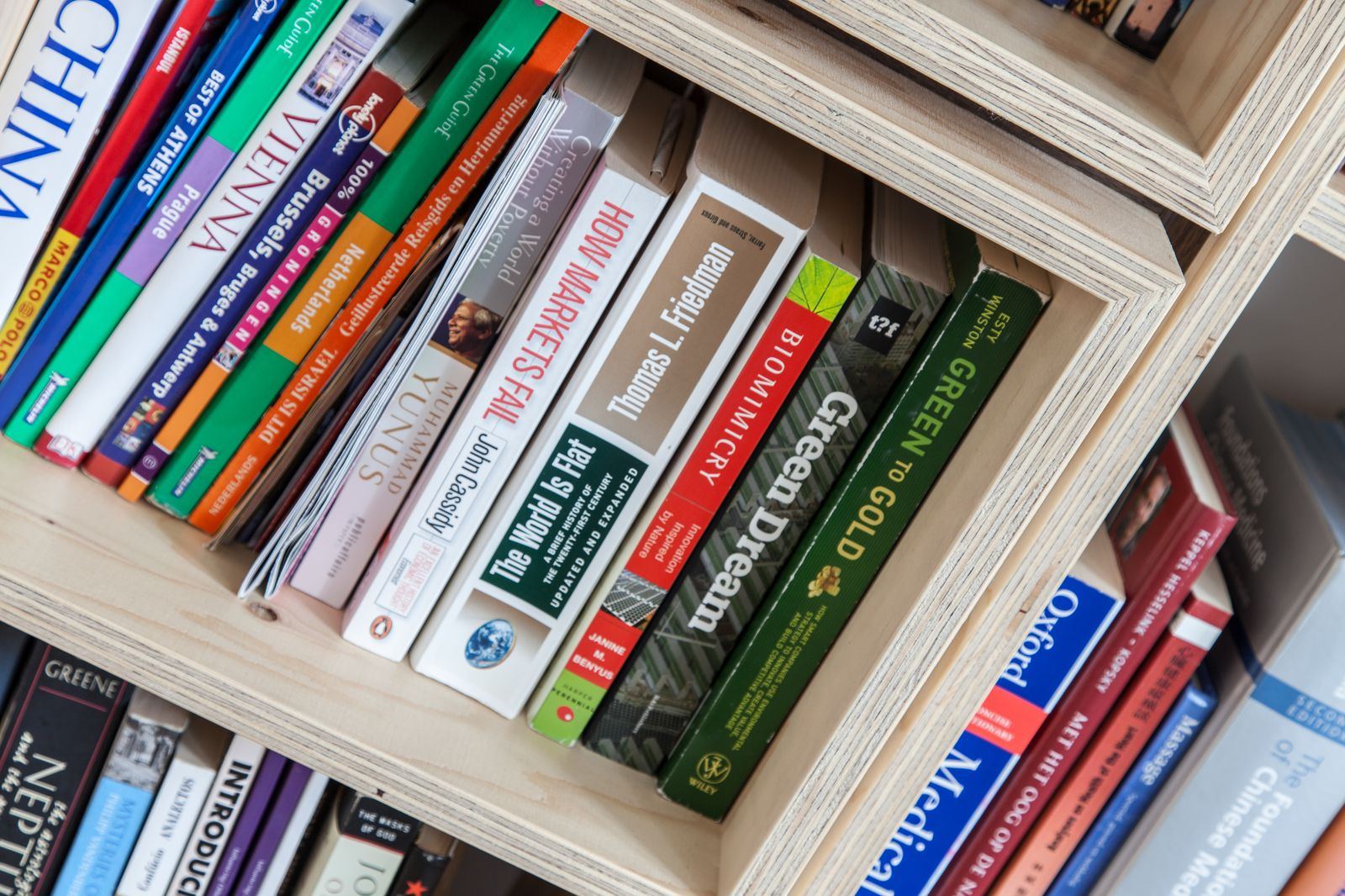 Close-up van een open vuren multiplex boekenvak met boeken.