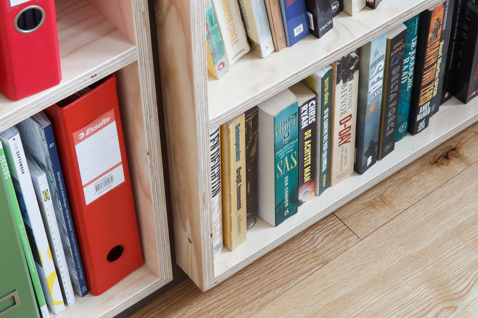 Vuren multiplex legplank met een rij boeken erop.