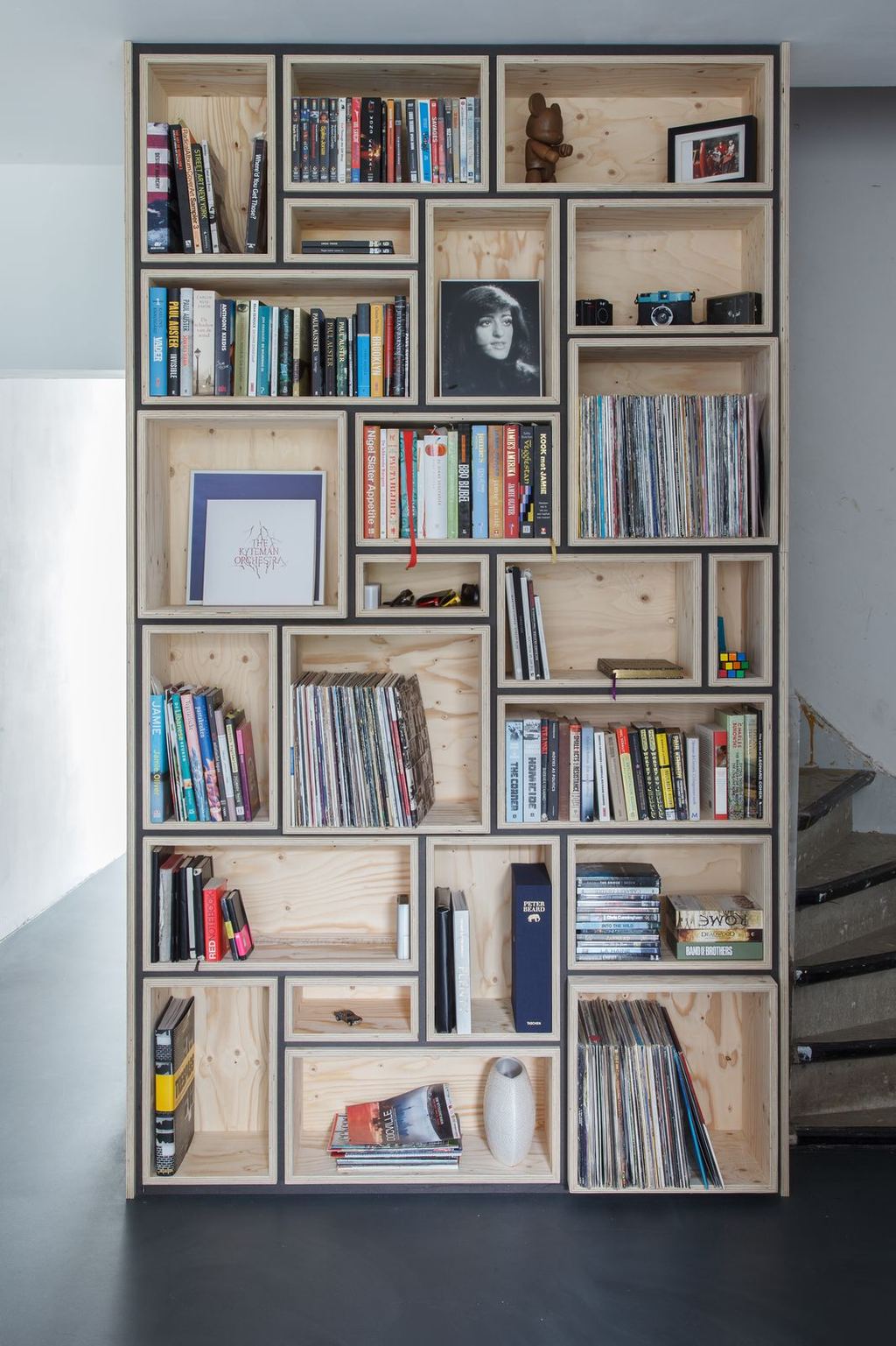 Vrijstaande boekenkast met een raster van verspringende vakken.