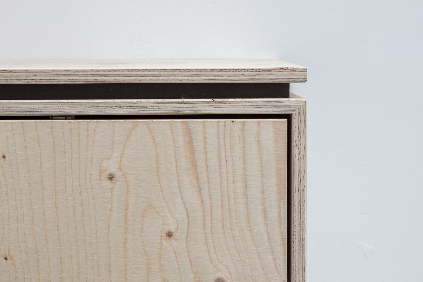 Detail van de houtverbinding aan de hoek van het dressoir.