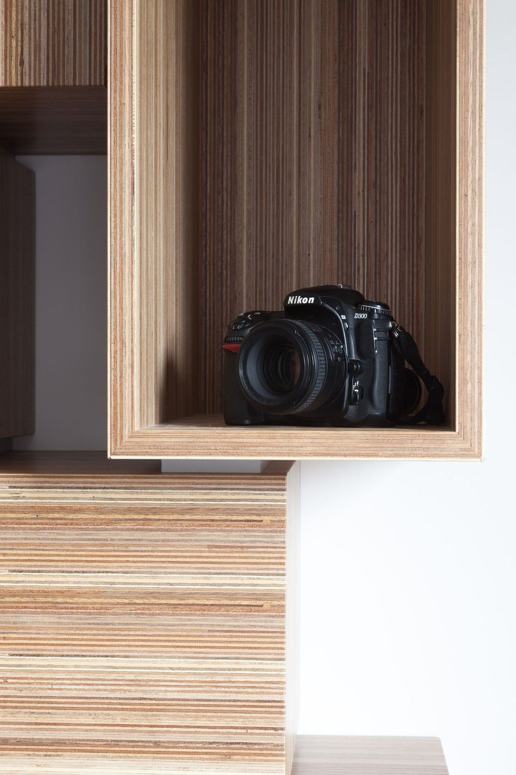 Detail van een open vak met een camera erin.