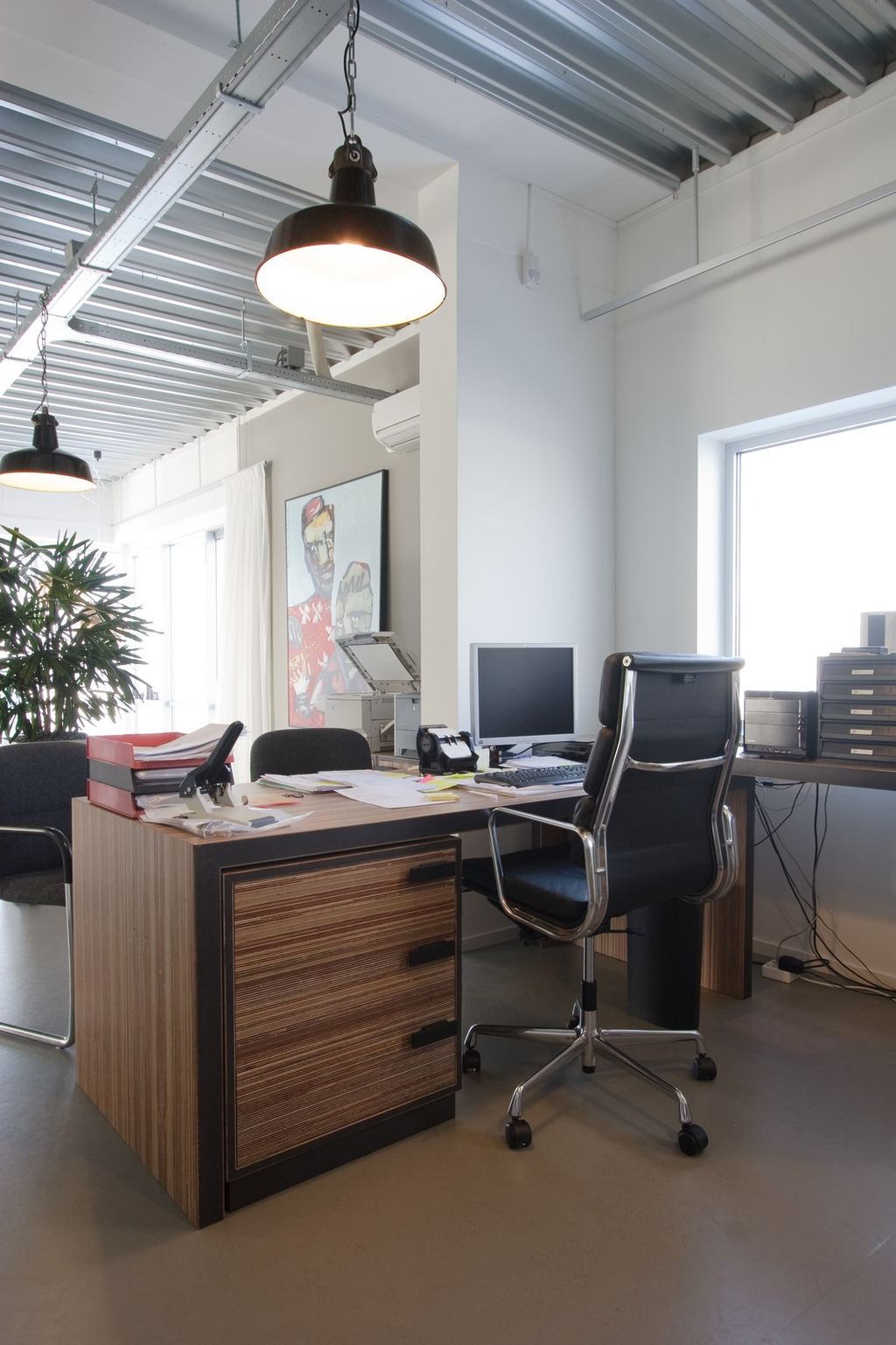 Bureau met ladekast met drie brede lades en zwarte grepen.