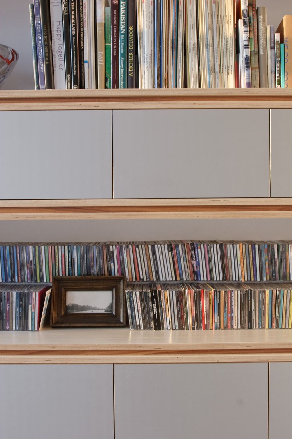 Kast die van hoek tot hoek langs de wand slingert.