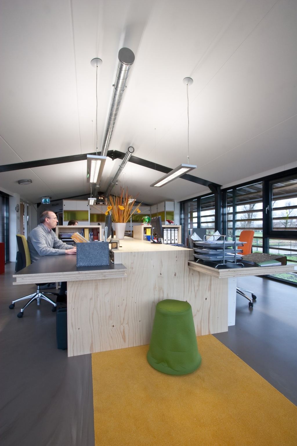 Bureau-eiland in vuren multiplex met een verhoogd middenschot als scheiding.