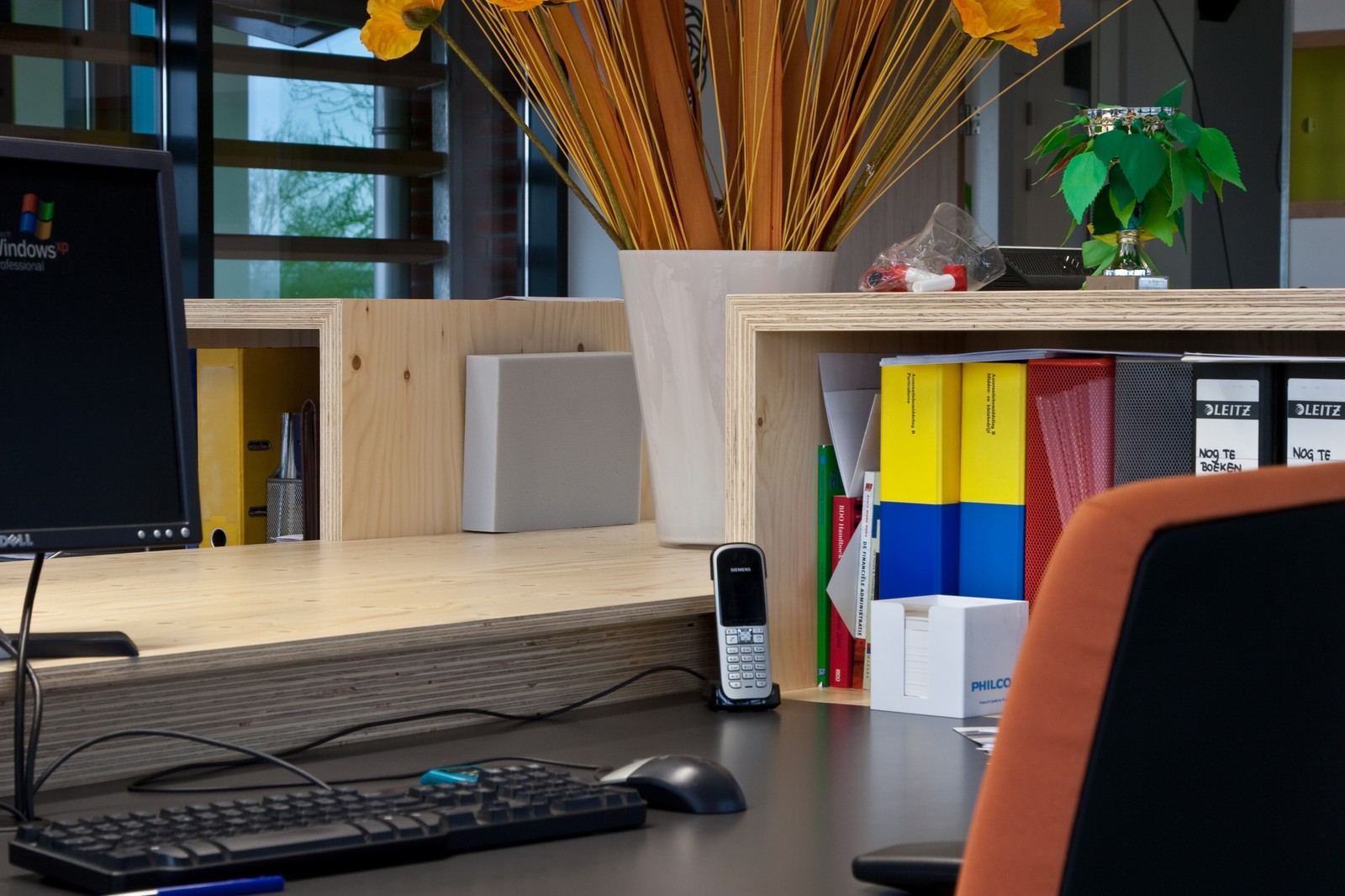 Vuren multiplex wandkast met open vakken voor ordners en boeken.