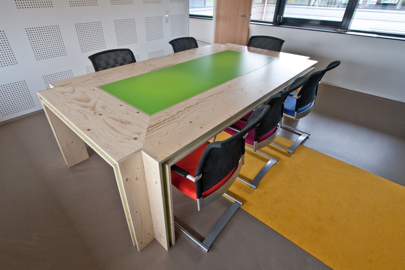 Directietafel met een vuren multiplex onderstel en groene HPL middenstrook.