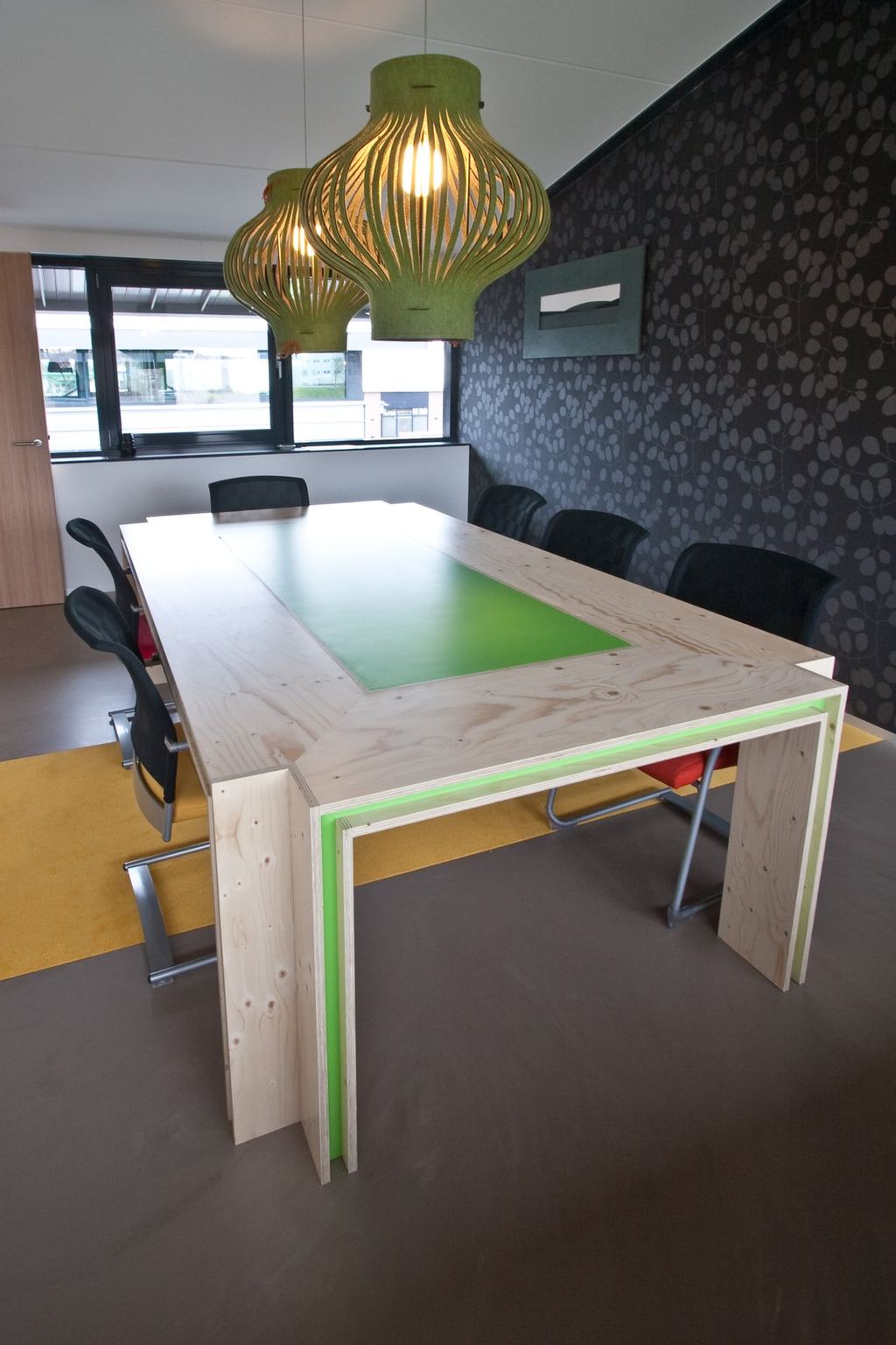 Vergadertafel in vuren multiplex met een groene HPL baan in het blad.