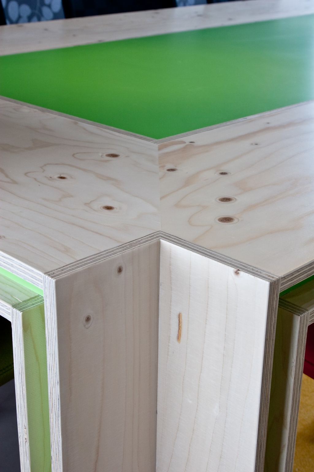 Detail van de kruisvormige verbinding tussen kastelementen in vuren multiplex.