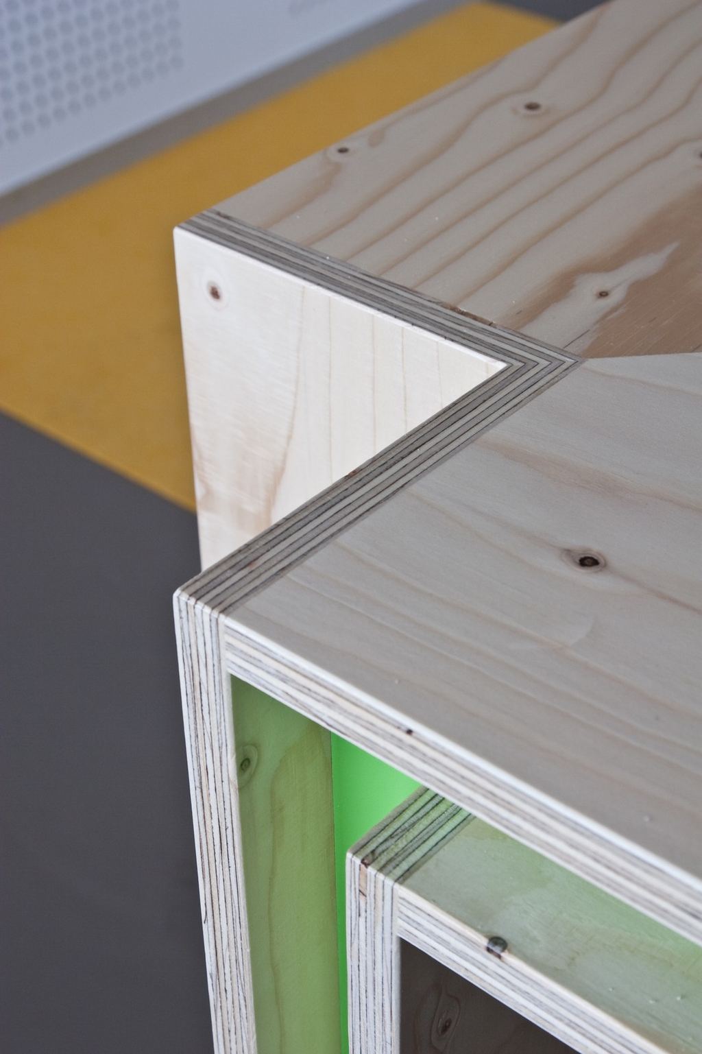 Detail van een vuren multiplex kasthoek met een groen HPL binnenvlak.